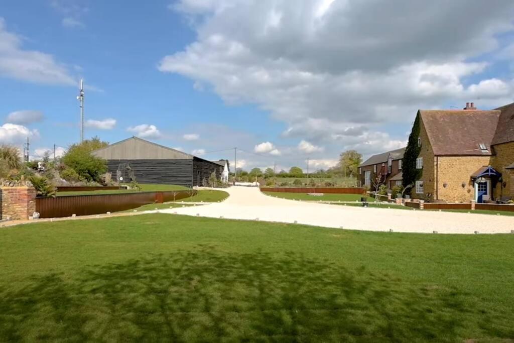 Beautiful 2 Bed Picturesque Tranquil Setting Apartment